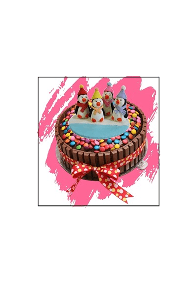 Okrugla-torta-obložena-čokoladnom-ogradicom-i-posuta-šarenim-čoko-bombonicama-sa-jestivim-ukrasom-šarenih-pingvina-na-postolju-plavo-bele-boje.