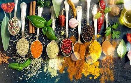 Začini-i-praškasti-proizvodi-i-zdravi-dodatci-jelu-u-velikim-kašikama-na-stolu.