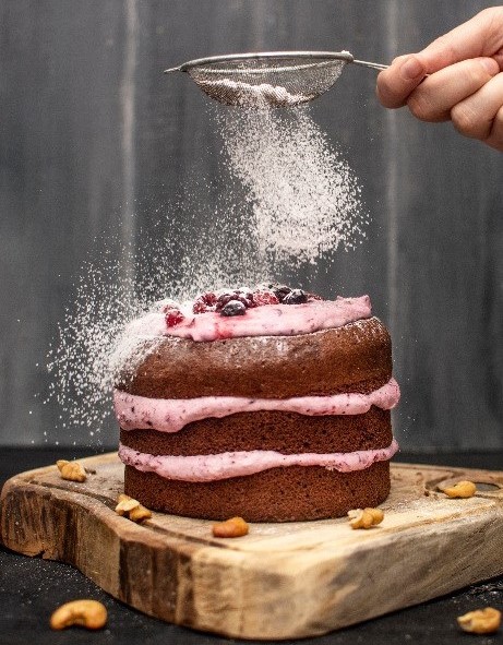 Šarena-tortica-na-koju-se-posipa-ukrasna-dekoracija.