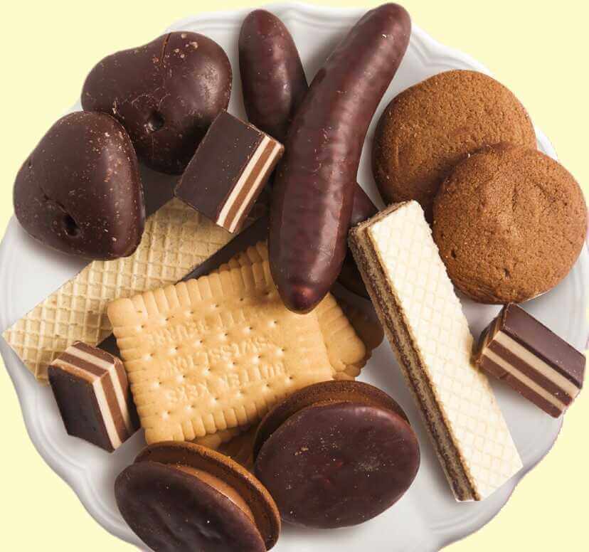 Slatkiši-bananice-medeno-srce-keksi-napolitanke-bajadera-išleri-sa-eurokremom-zajedno-na-belom-tanjiru.