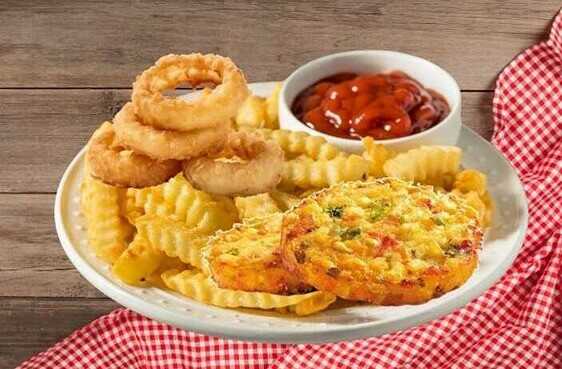 Panirana-hrana-kolutići-luka-vege-burgeri-rebrasti-pomfrit-u-belom-tanjiru-na-stolu-sa-kariranim-stolnjakom.-