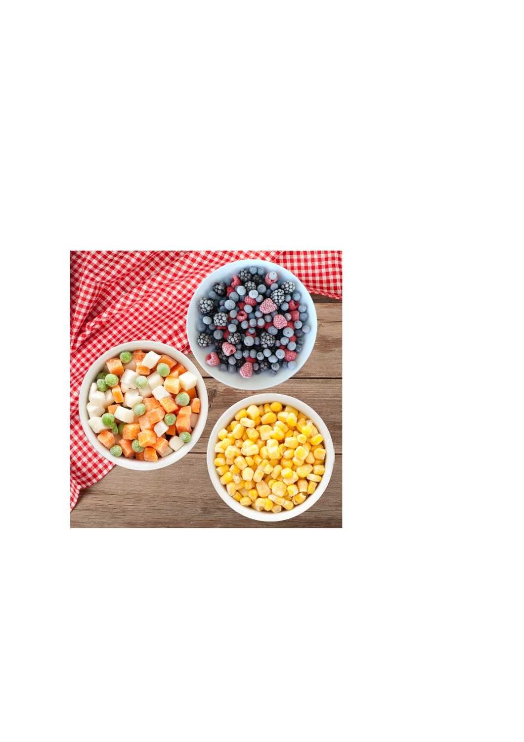 Smrznuto-voće-i-povrće-voćni-miks-kukuruz-šećerac-i-ruska-salata-u-keramičkim-belim-posudama-na-stolu-sa-kariranim-stolnjakom.