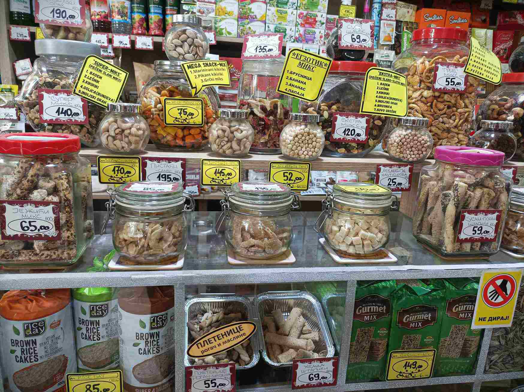 Veliki izbor raznih slanih i slatkih grickalica na meru