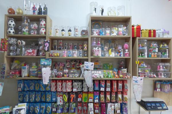 Razni-ukrasi-od-fondana-za-ukrašavanje-torti-i-kolača-i-rođendanski-brojevi.