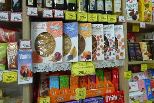 Razni-proizvodi-na-policama-čokolade-američke-pite-maslinova-ulja-u-Slatkoj-Kući-Oki.