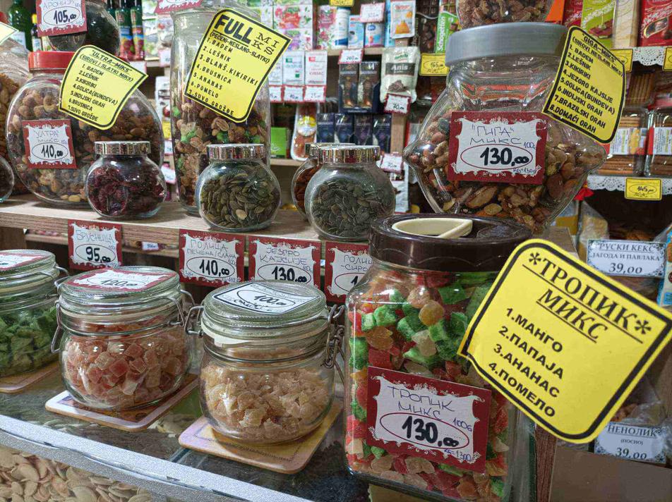 Razni miksevi kandiranog voća i orašastih plodova