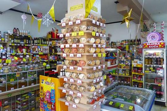 Reklamni-uzorci-začini-na-policama-u-teglicama-mnogo-vrsta.