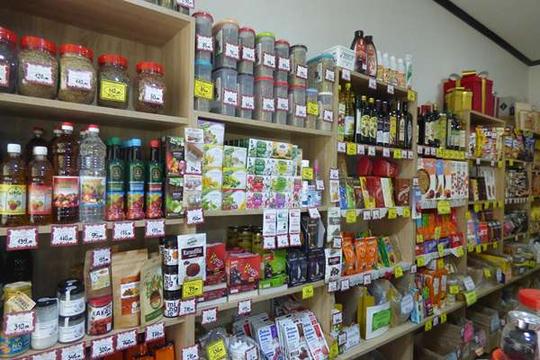 Zdraviji-proizvodi-na-policama-čajevi-urme-ovsene-kaše-ulja-kikiriki-puter.